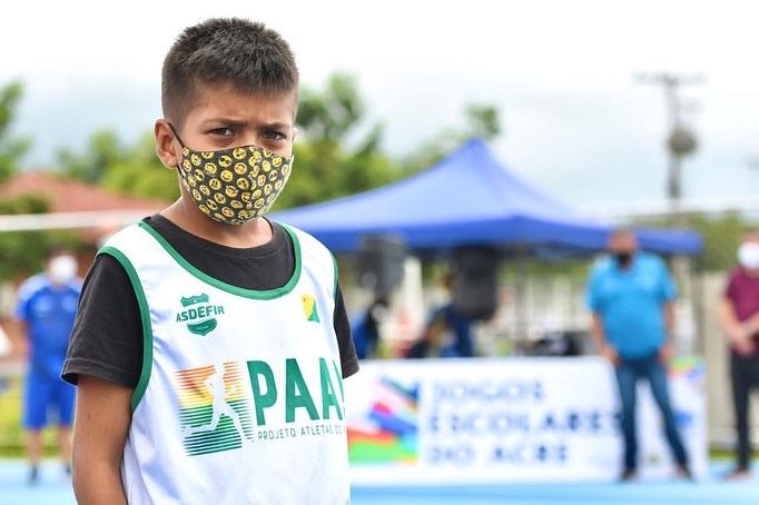 No Acre, atleta mirim de 11 anos se emociona ao receber a primeira medalha da vida esportiva